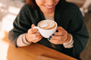 mujer disfrutando cafe