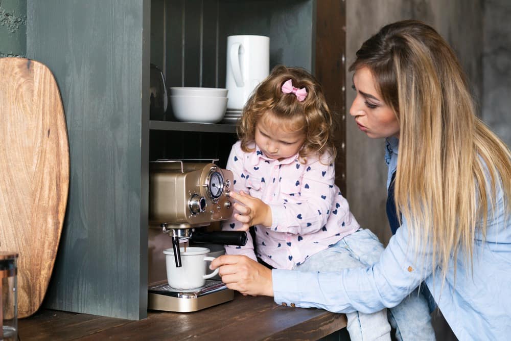mujer con niña preparando cafe